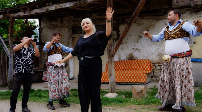 Sema bilmez in herkesi yerinde oynatacak kıpır kıpır şarkısı